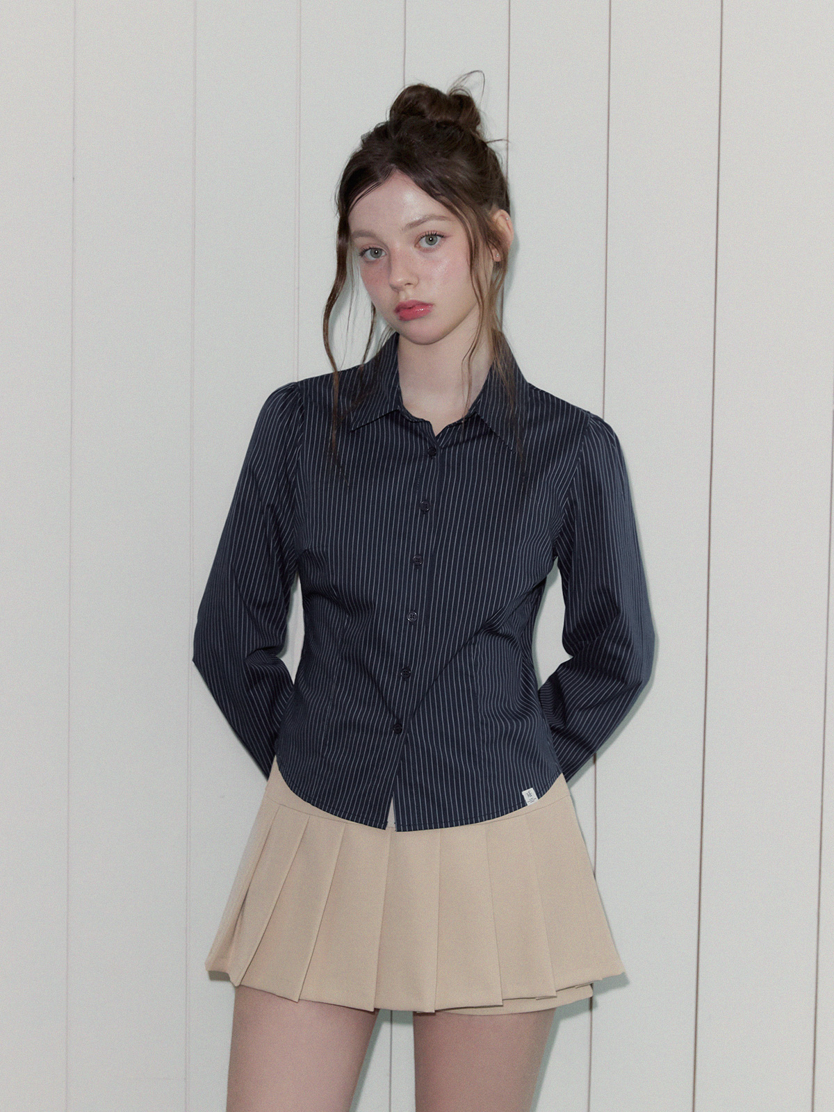 ラボ服　らぼ　服　長袖に見えるベストセット黒（クリーム色柄シャツ） ストライプクロップド長袖シャツ | ファッション通販サイト NUGU