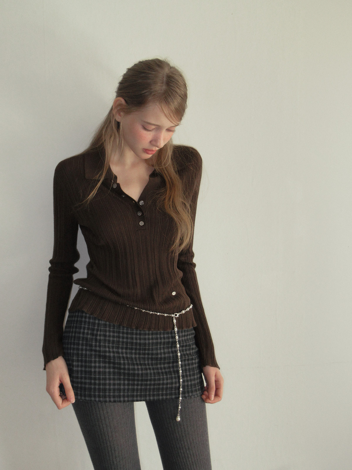 TWEE Polin collar vertical ribbed long sleeve knit - Model styling view