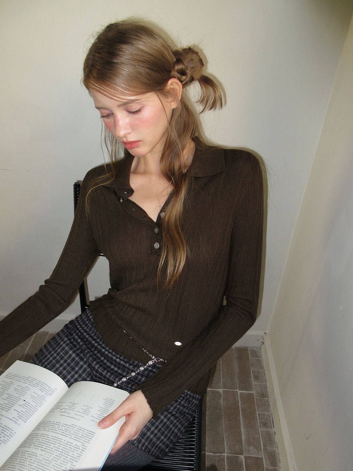 TWEE Polin collar vertical ribbed long sleeve knit - Model styling view
