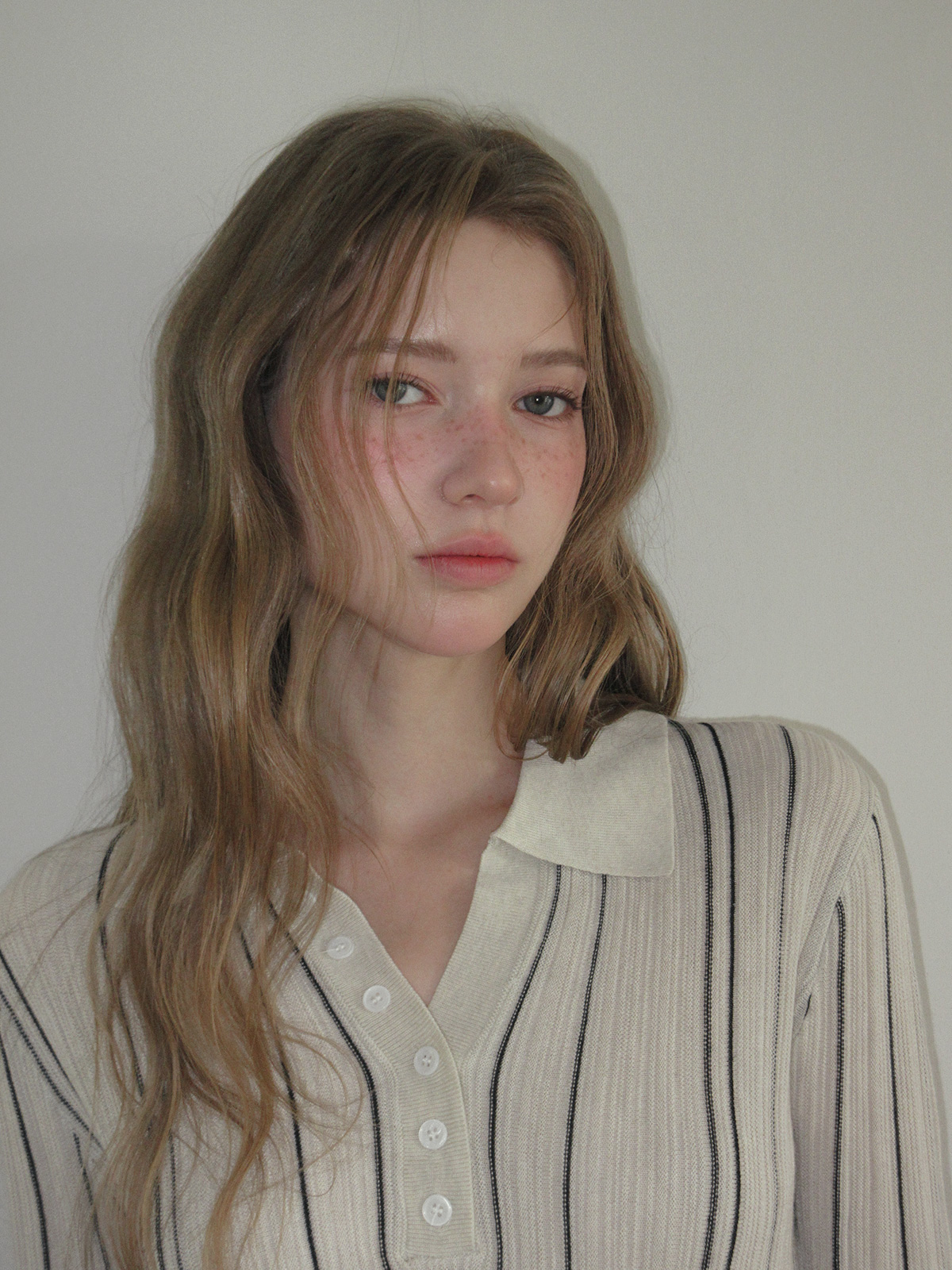 TWEE Polin collar vertical ribbed long sleeve knit - Model styling view