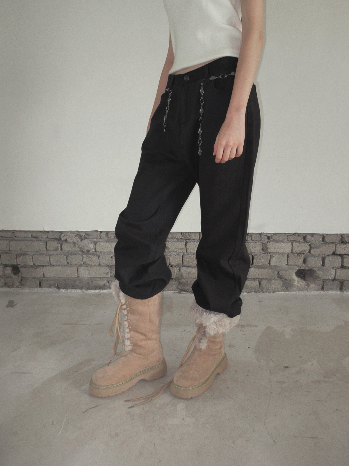 TWEE Pellit basic semi-wide long pants - Model styling view