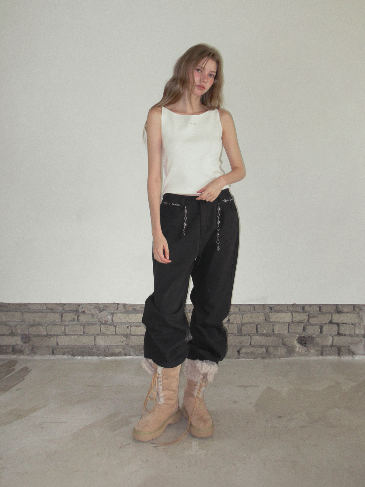 TWEE Pellit basic semi-wide long pants - Model styling view