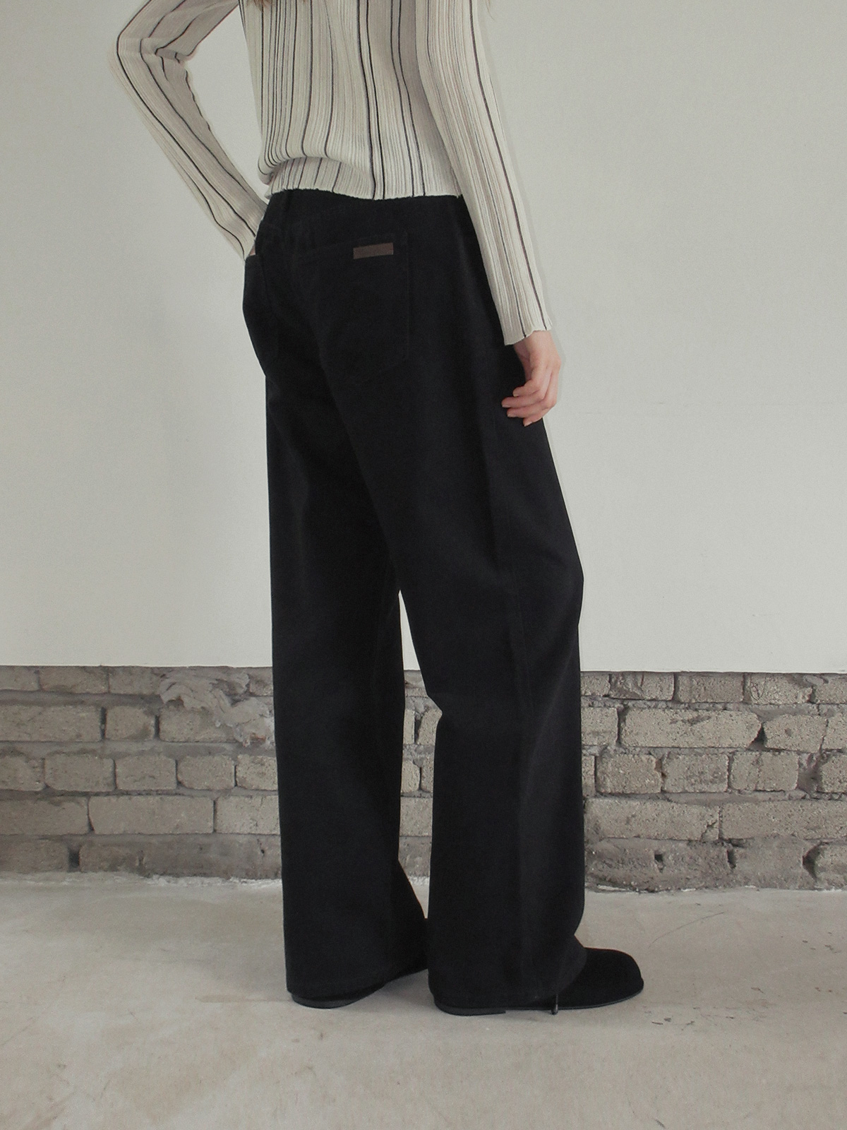 TWEE Pellit basic semi-wide long pants - Model styling view