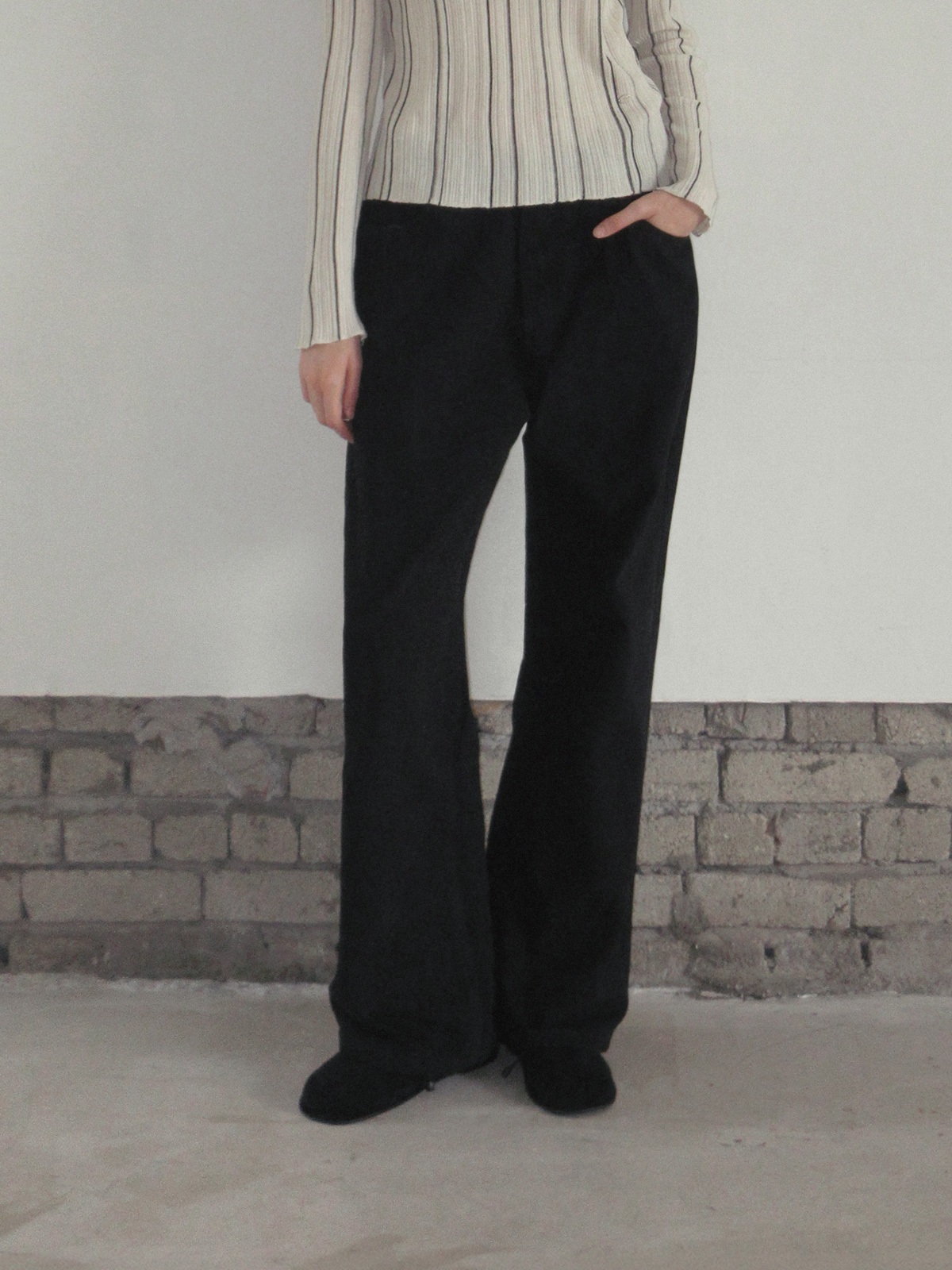 TWEE Pellit basic semi-wide long pants - Model styling view