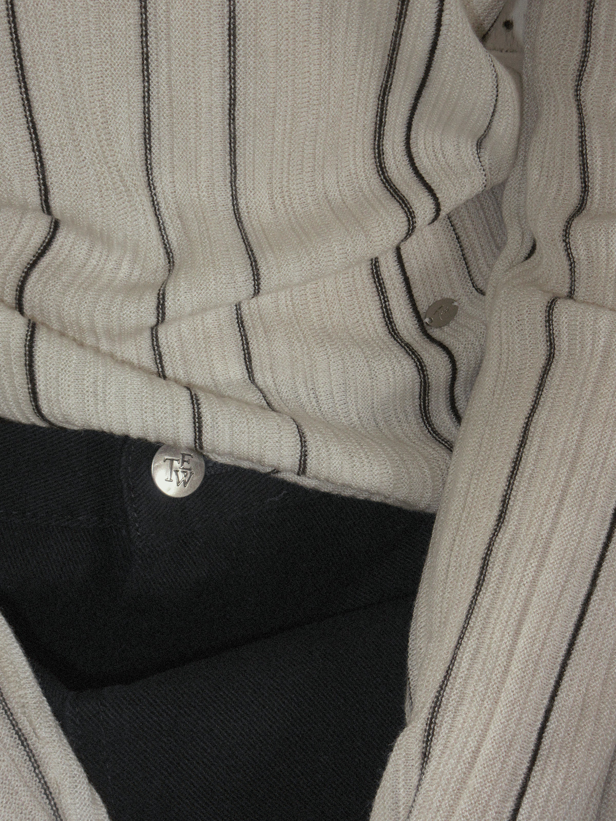 TWEE Pellit basic semi-wide long pants - Model styling view