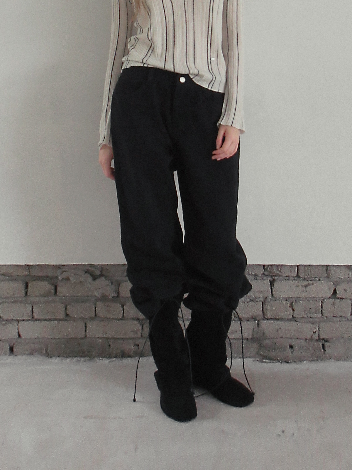 TWEE Pellit basic semi-wide long pants - Model styling view