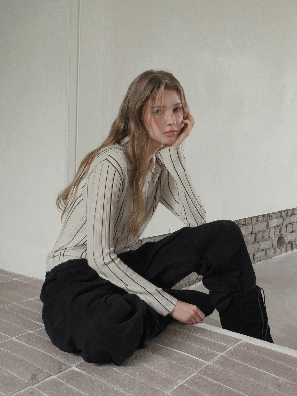 TWEE Pellit basic semi-wide long pants - Model styling view