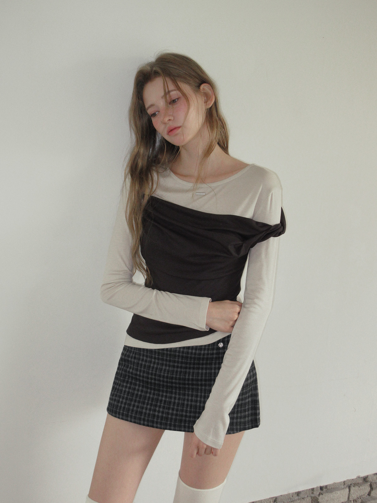 TWEE Muen asymmetric shoulder layered long sleeve T-shirt - Model styling view