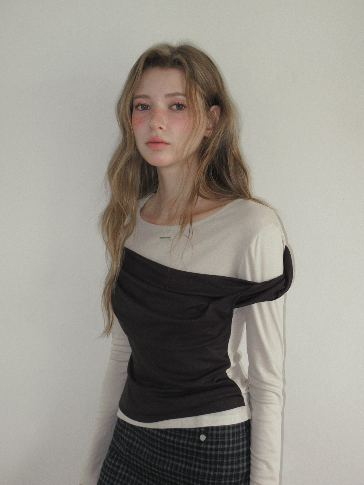TWEE Muen asymmetric shoulder layered long sleeve T-shirt - Model styling view