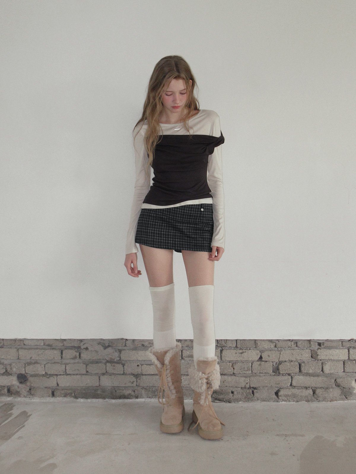 TWEE Muen asymmetric shoulder layered long sleeve T-shirt - Model styling view
