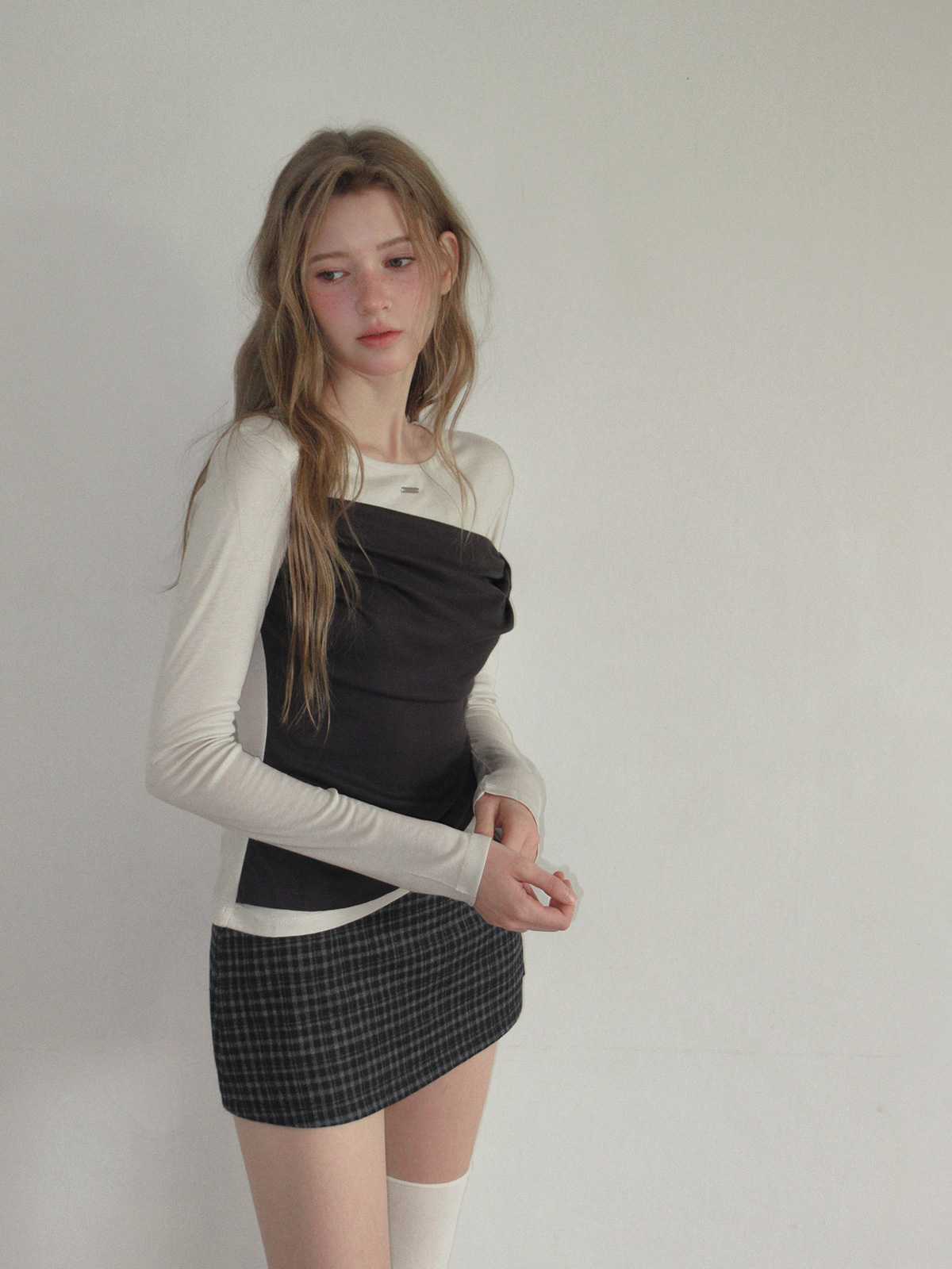 TWEE Muen asymmetric shoulder layered long sleeve T-shirt - Model styling view