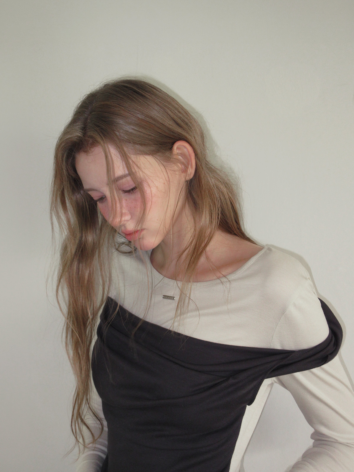 TWEE Muen asymmetric shoulder layered long sleeve T-shirt - Model styling view