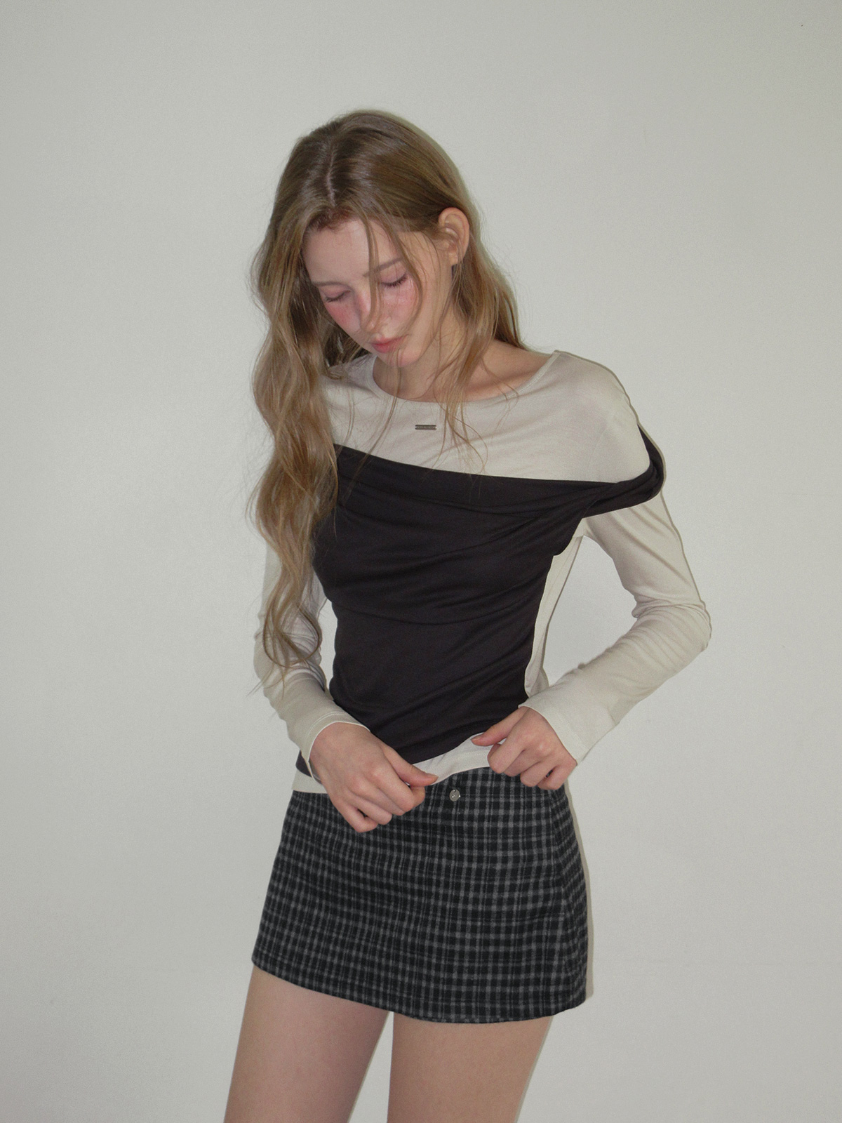 TWEE Muen asymmetric shoulder layered long sleeve T-shirt - Model styling view