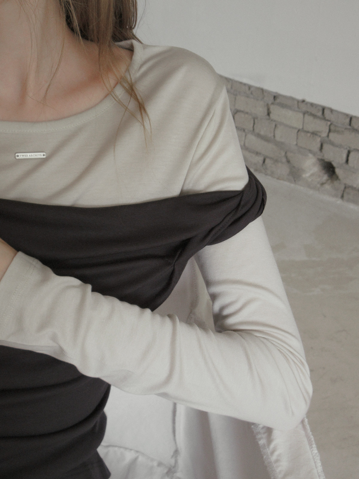 TWEE Muen asymmetric shoulder layered long sleeve T-shirt - Model styling view