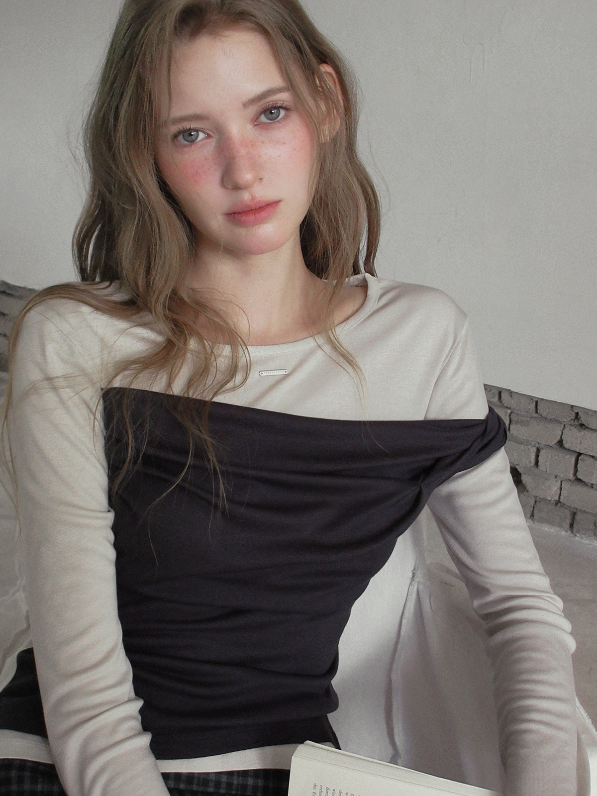 TWEE Muen asymmetric shoulder layered long sleeve T-shirt - Model styling view