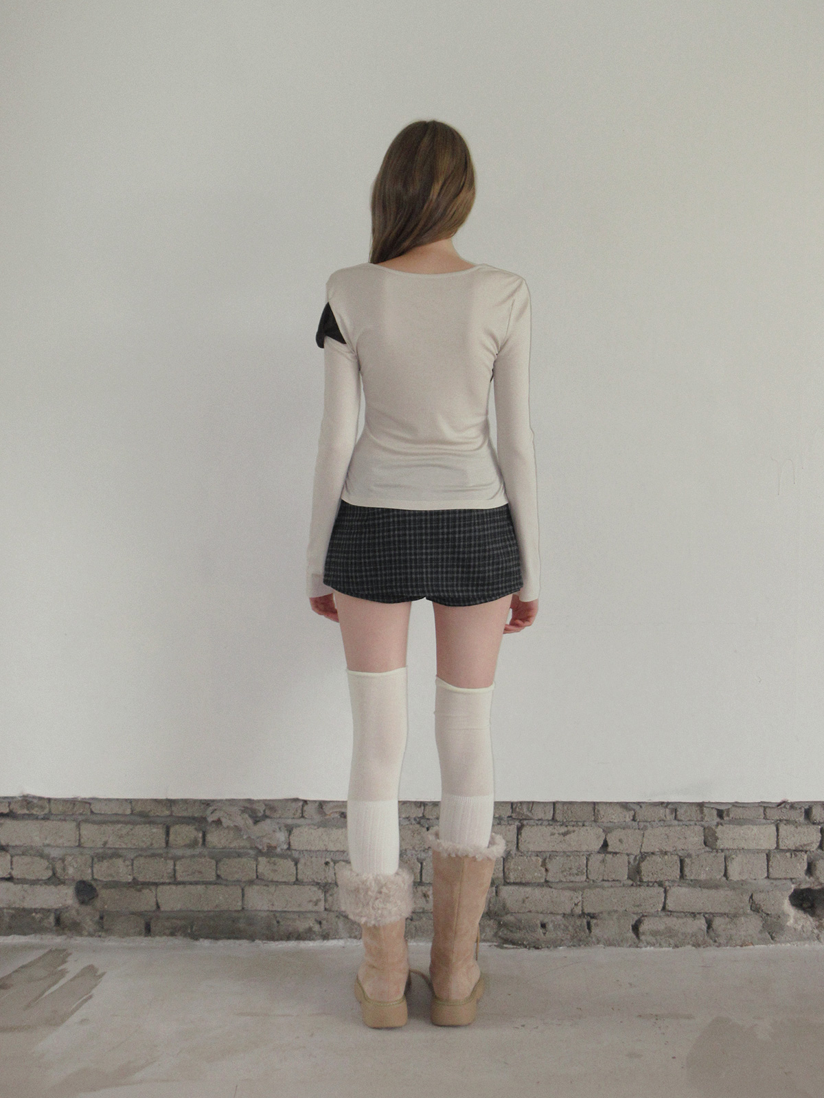 TWEE Muen asymmetric shoulder layered long sleeve T-shirt - Fit and silhouette view