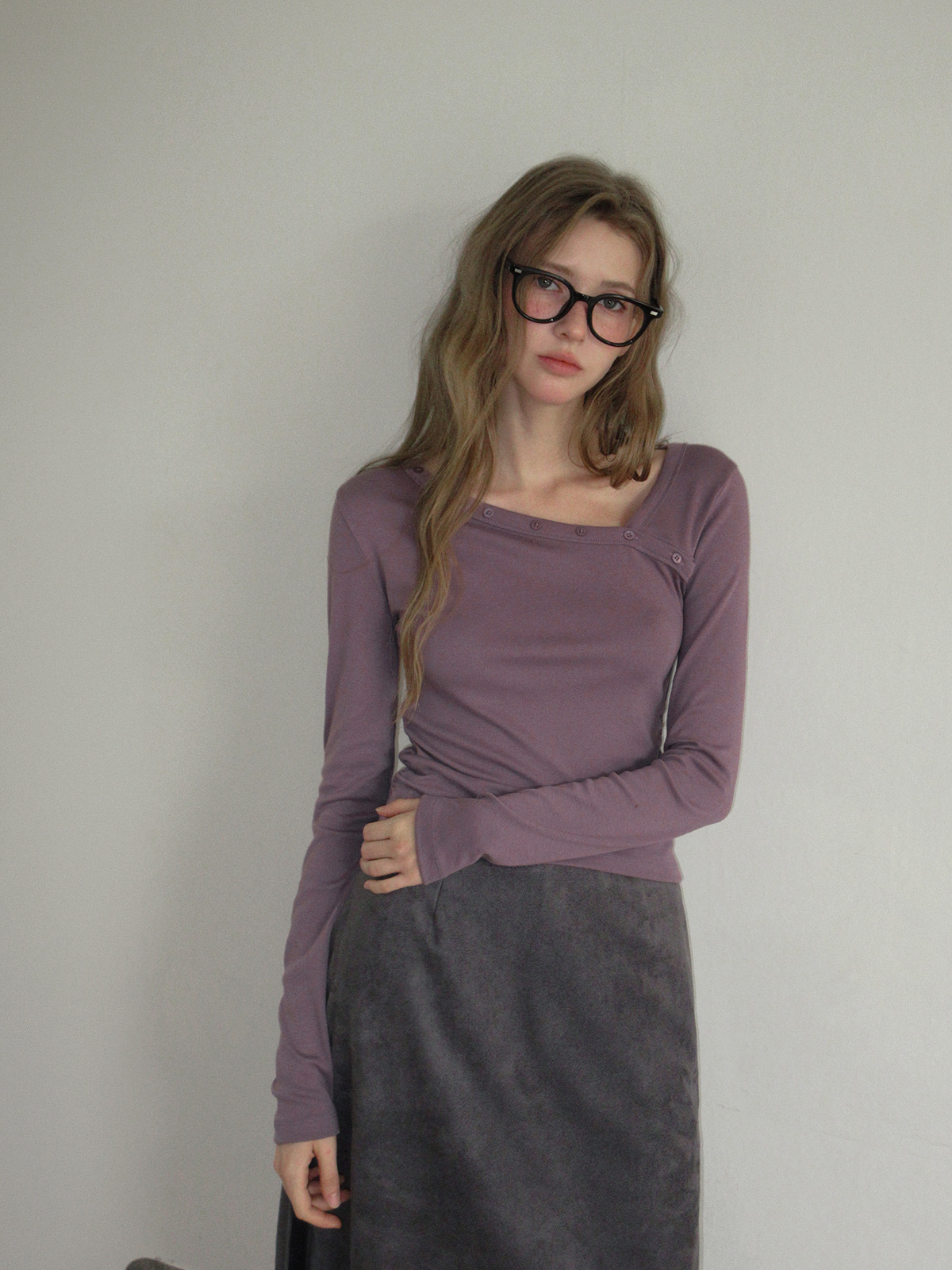 TWEE Rio asymmetric button shirring two-way long sleeve T-shirt - Model styling view