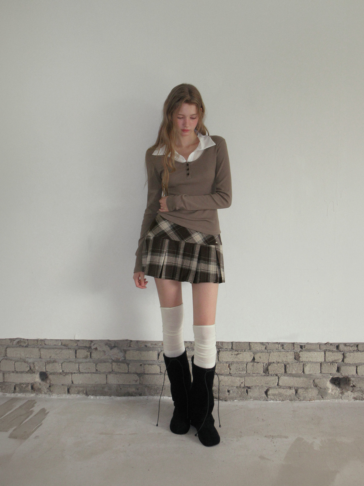 TWEE Keller contrast collar ribbed long sleeve T-shirt - Model styling view