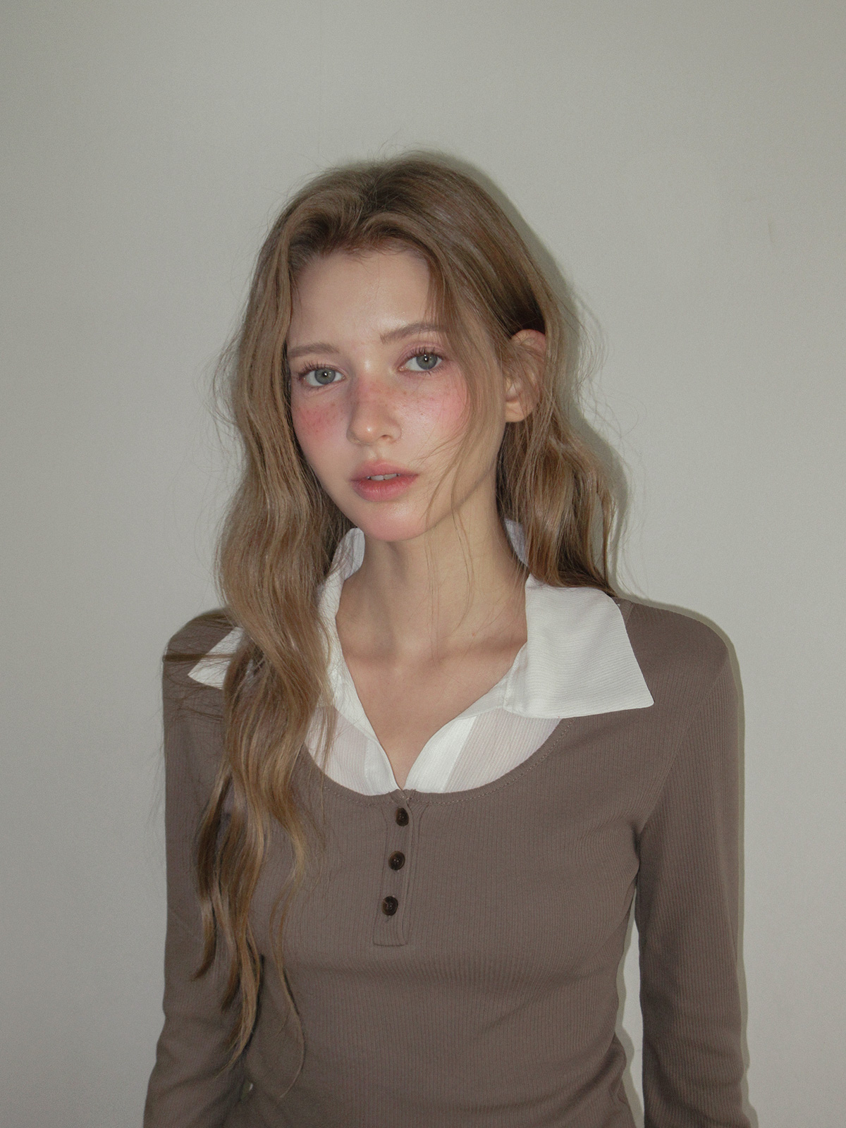 TWEE Keller contrast collar ribbed long sleeve T-shirt - Model styling view