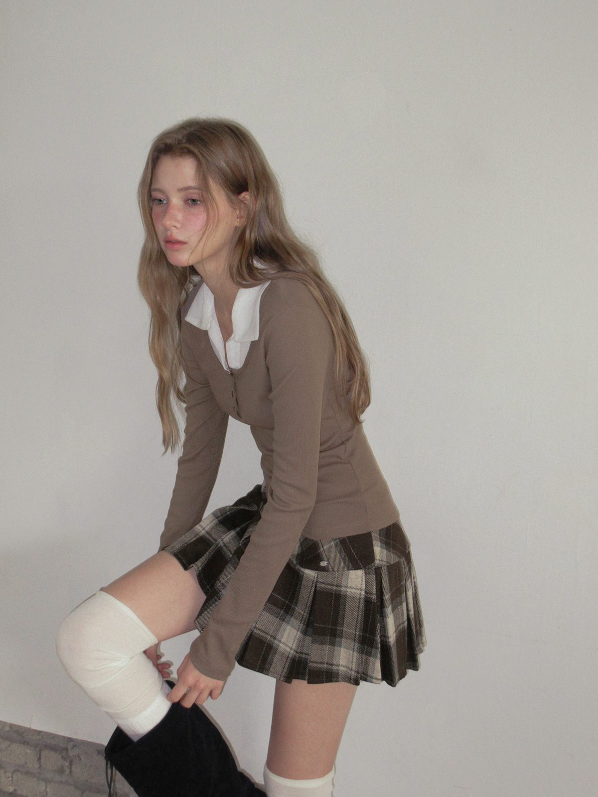 TWEE Keller contrast collar ribbed long sleeve T-shirt - Model styling view