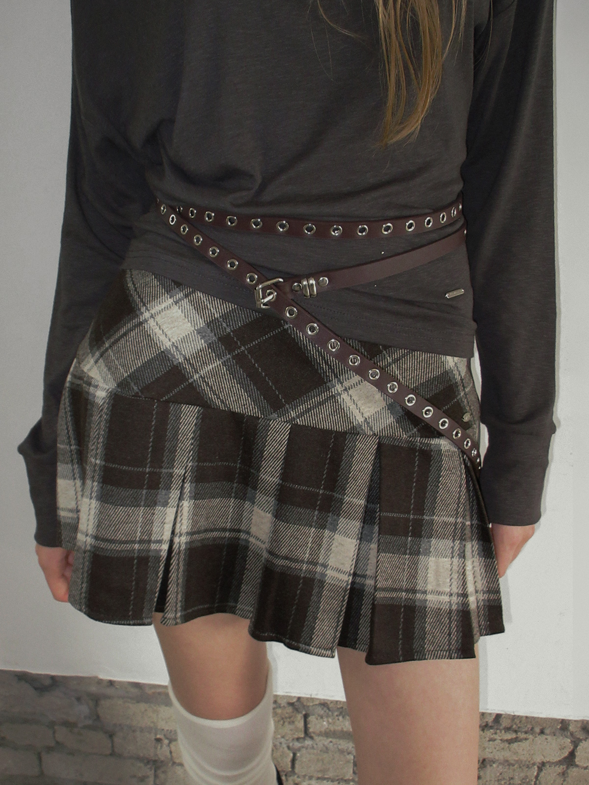 TWEE Roco eyelet double long belt - Model styling view