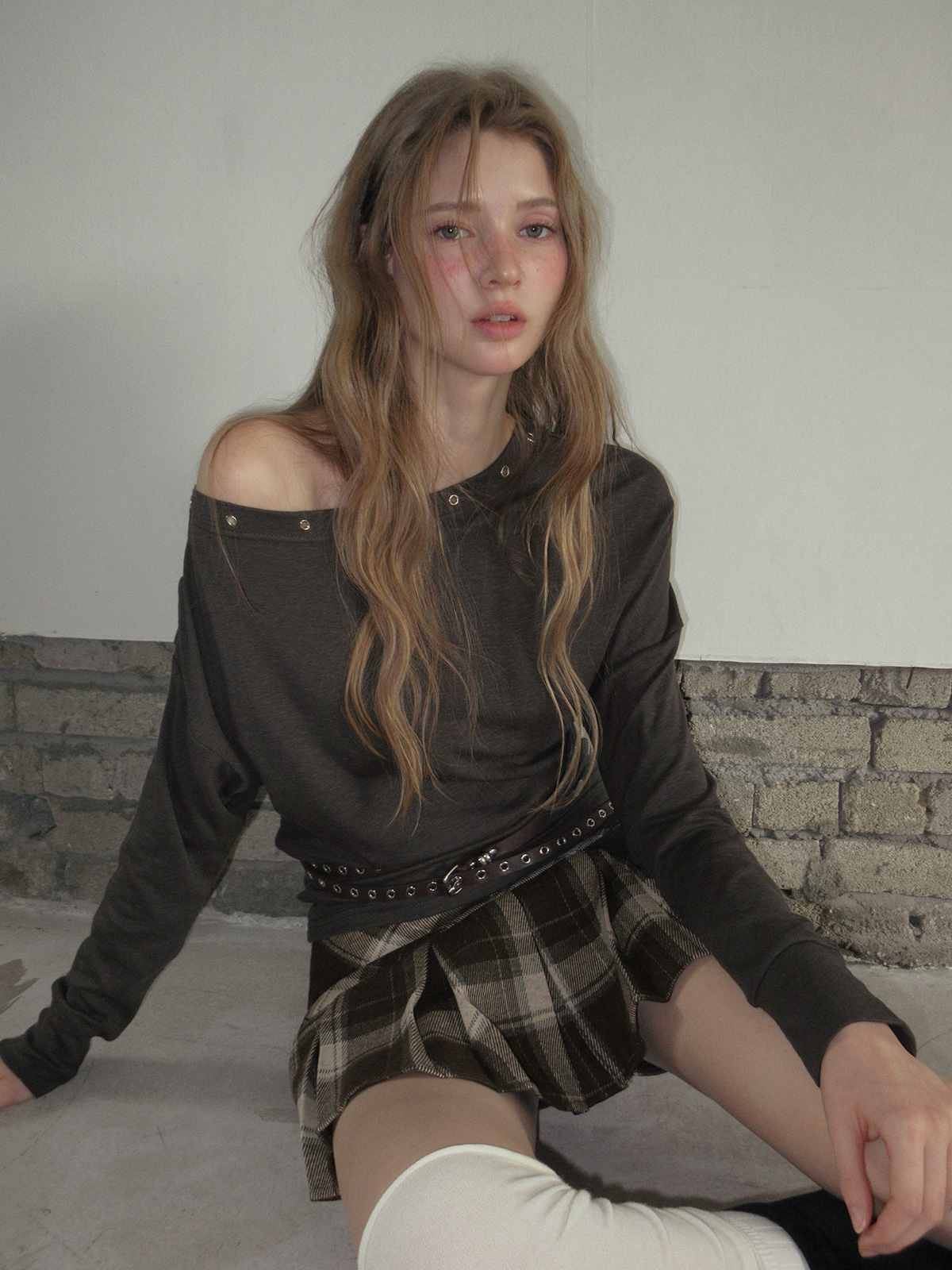 TWEE Roco eyelet double long belt - Model styling view