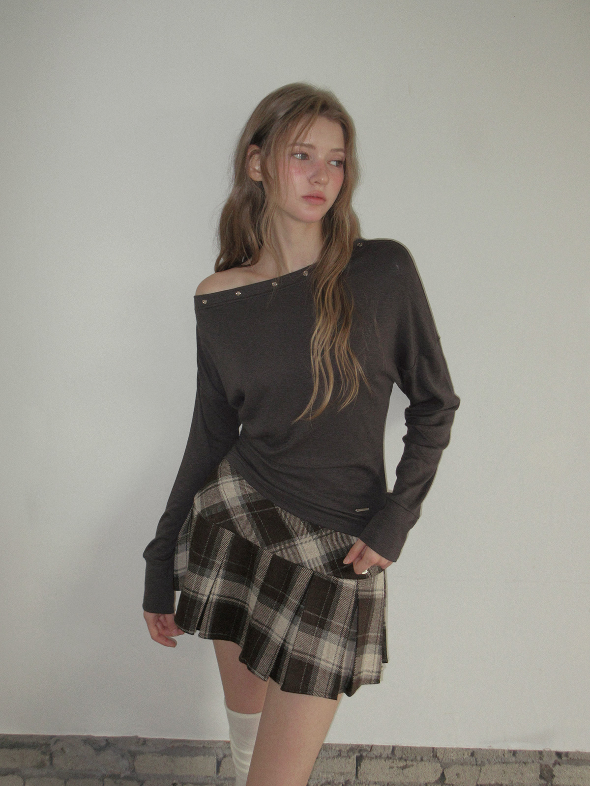 TWEE Leso eyelet shirring loose-fit long sleeve T-shirt - Model styling view