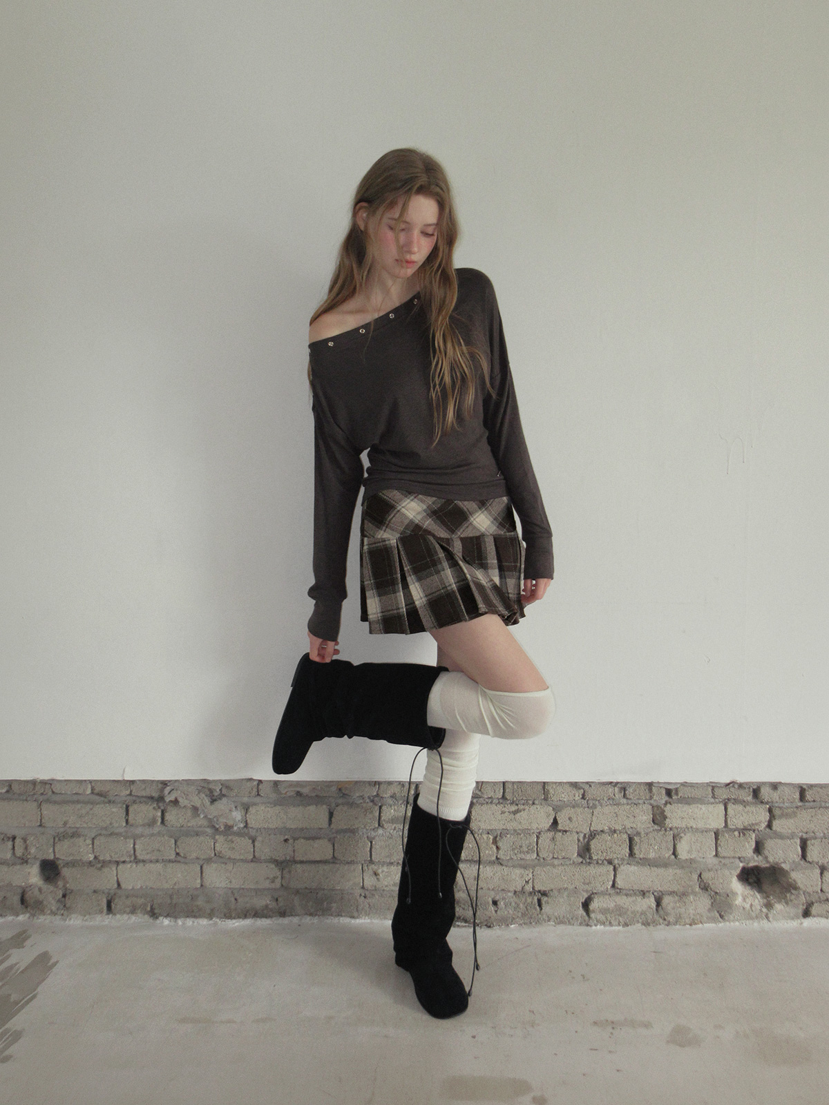 TWEE Leso eyelet shirring loose-fit long sleeve T-shirt - Model styling view