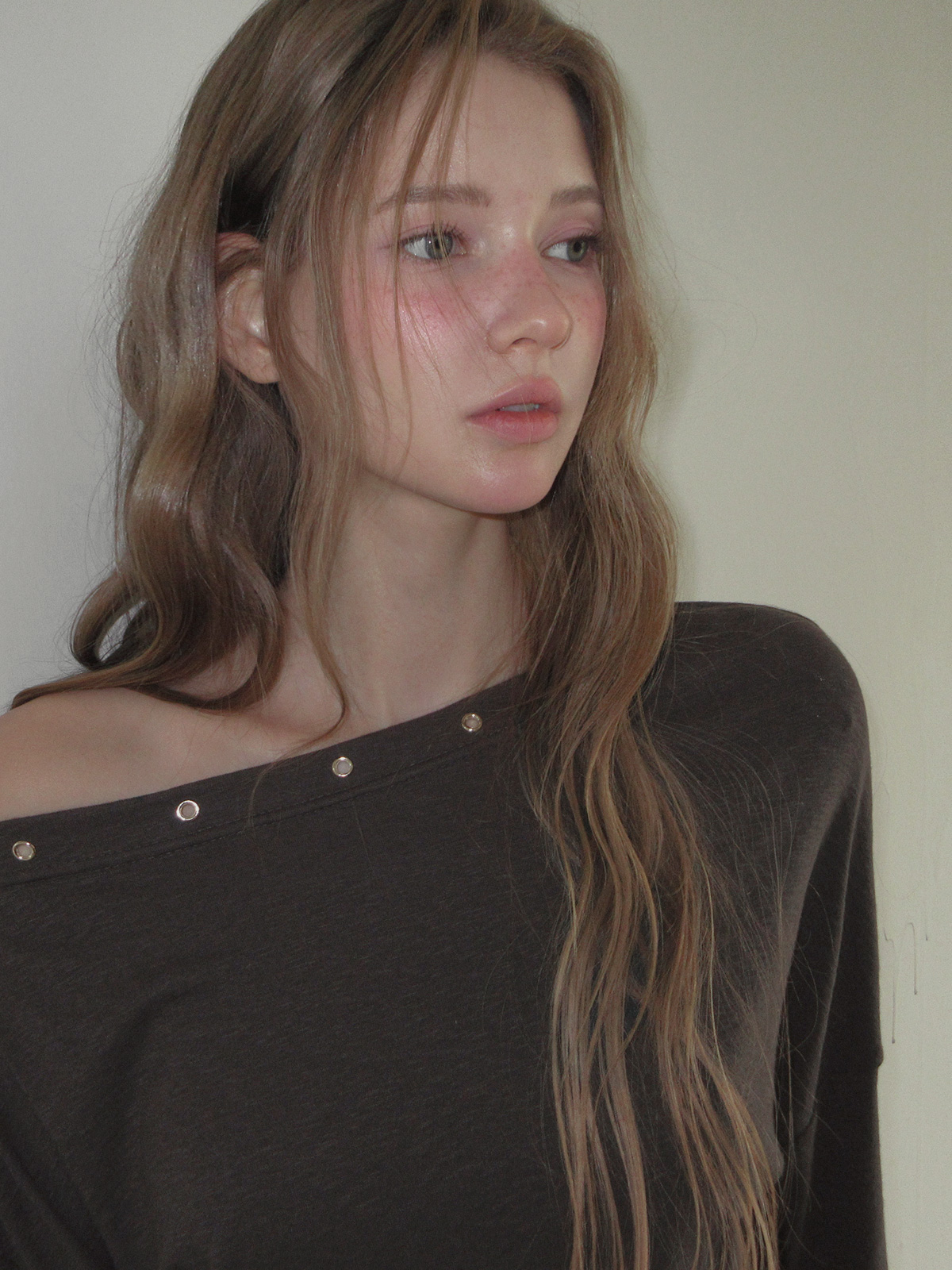 TWEE Leso eyelet shirring loose-fit long sleeve T-shirt - Model styling view