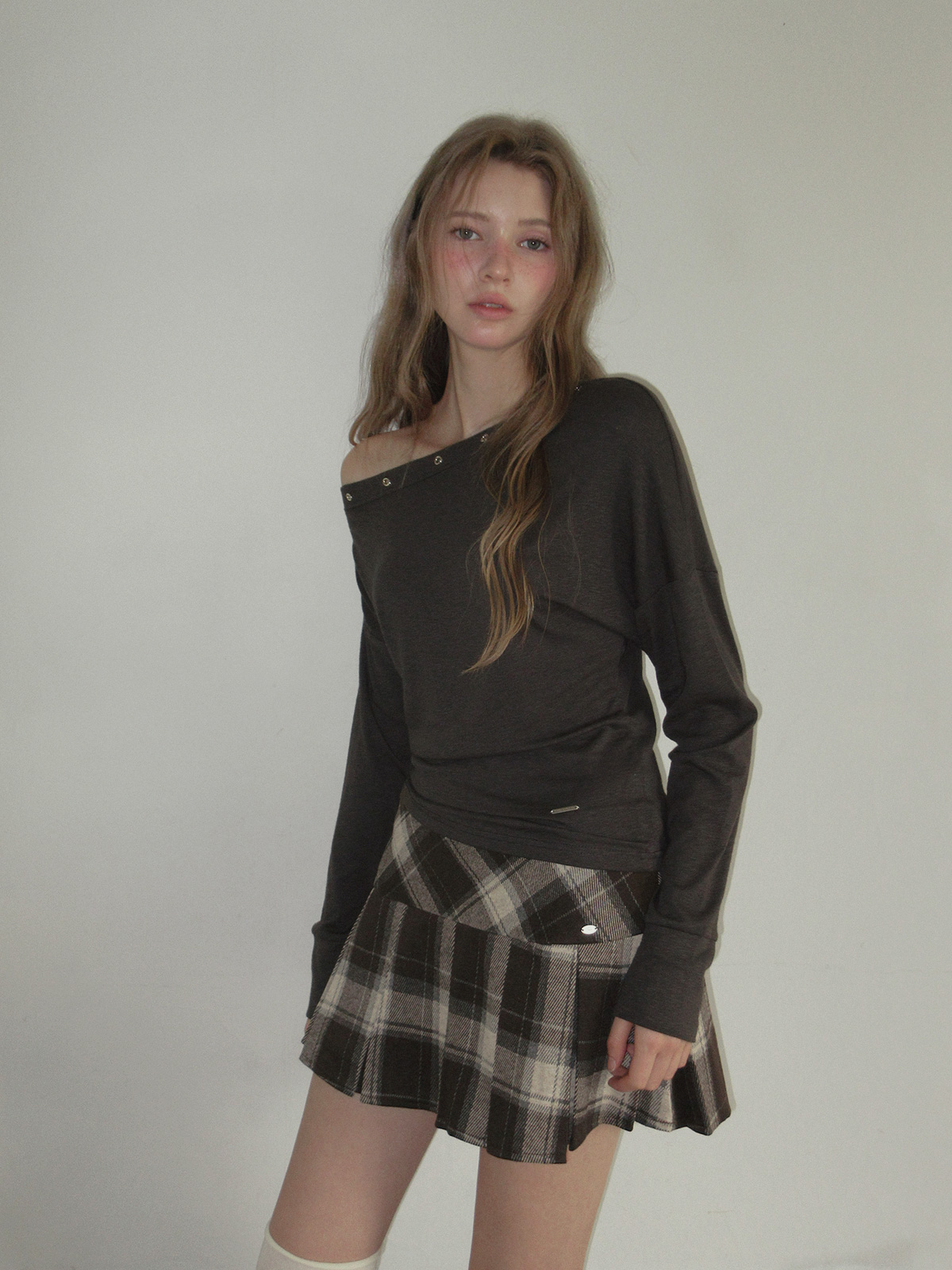 TWEE Leso eyelet shirring loose-fit long sleeve T-shirt - Model styling view