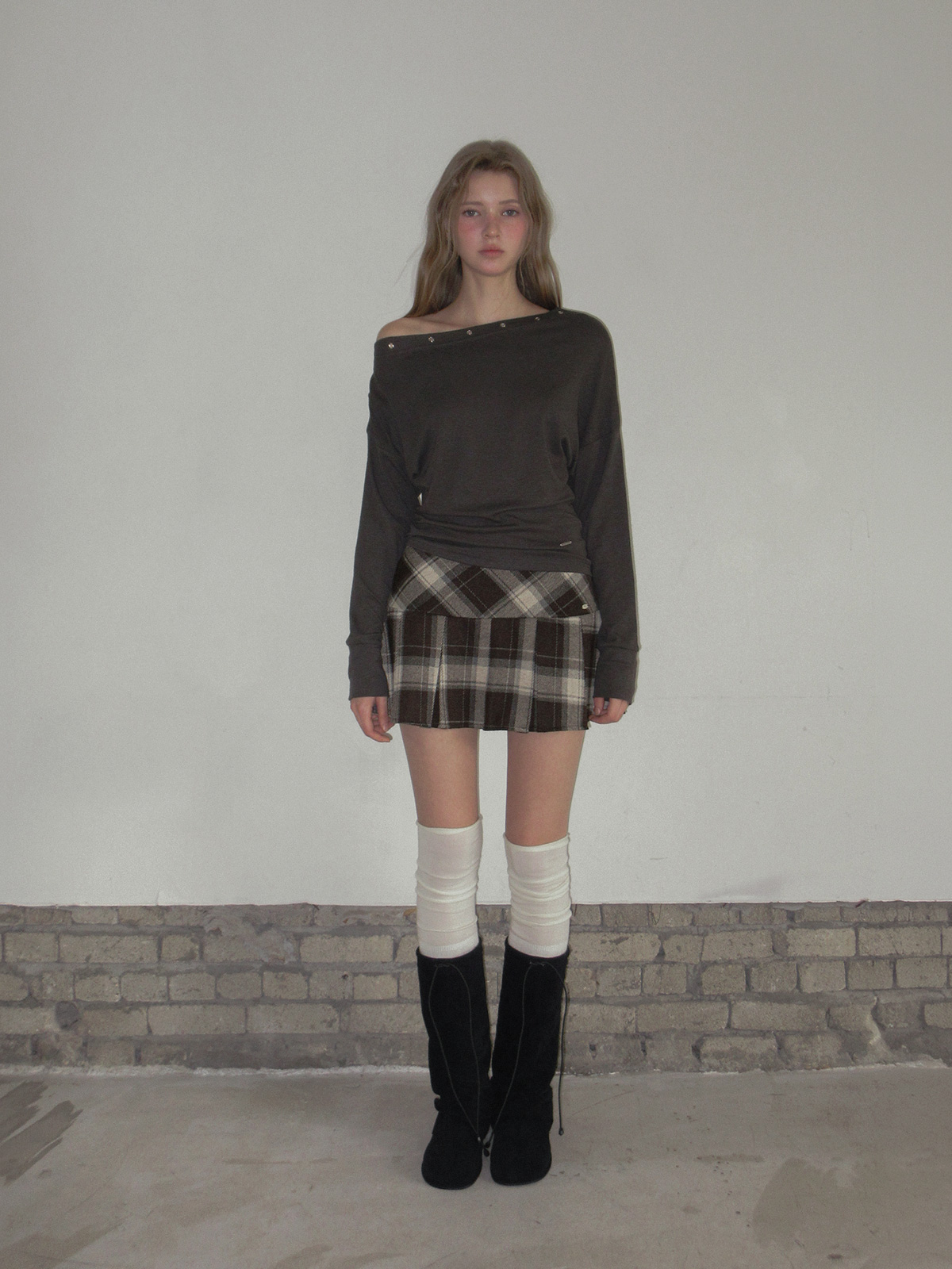 TWEE Leso eyelet shirring loose-fit long sleeve T-shirt - Fit and silhouette view