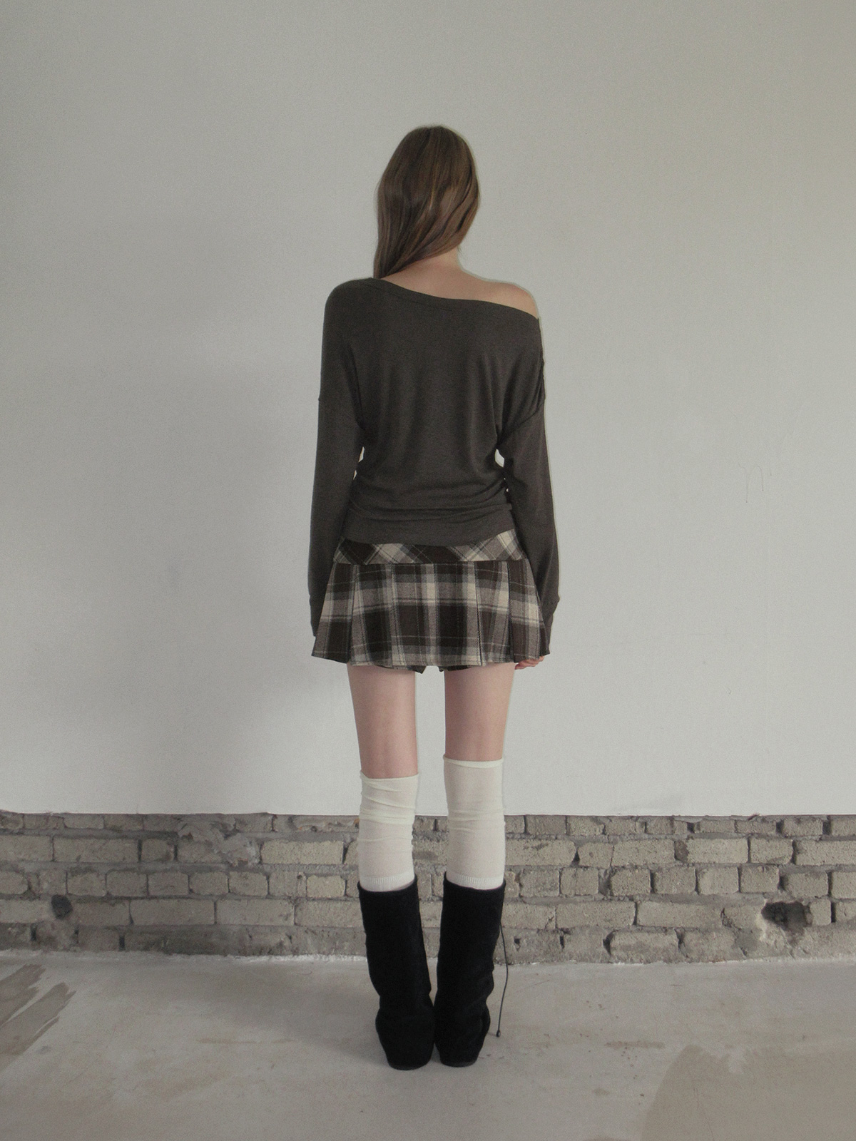 TWEE Leso eyelet shirring loose-fit long sleeve T-shirt - Fit and silhouette view