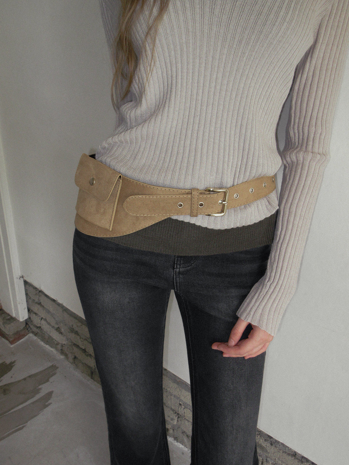 TWEE Chia suede pocket belt - Model styling view