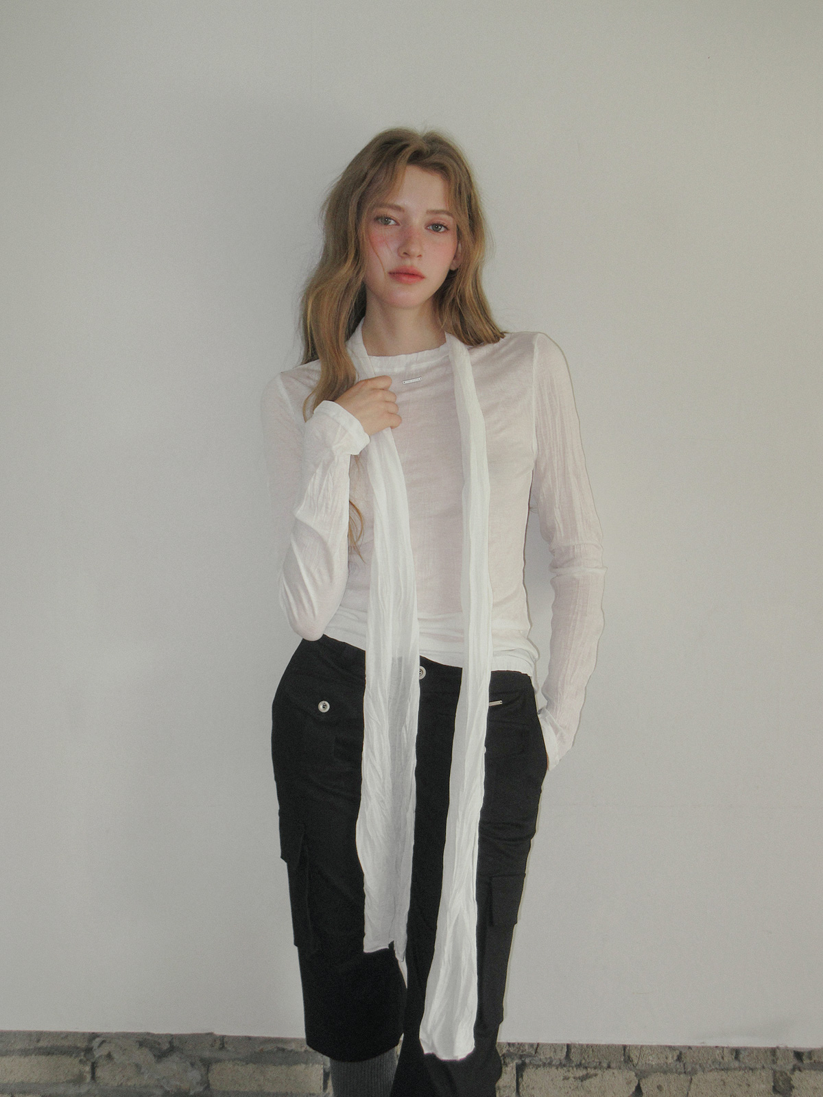 TWEE Toen wrinkle round neck long sleeve T-shirt (strap set) - Model styling view