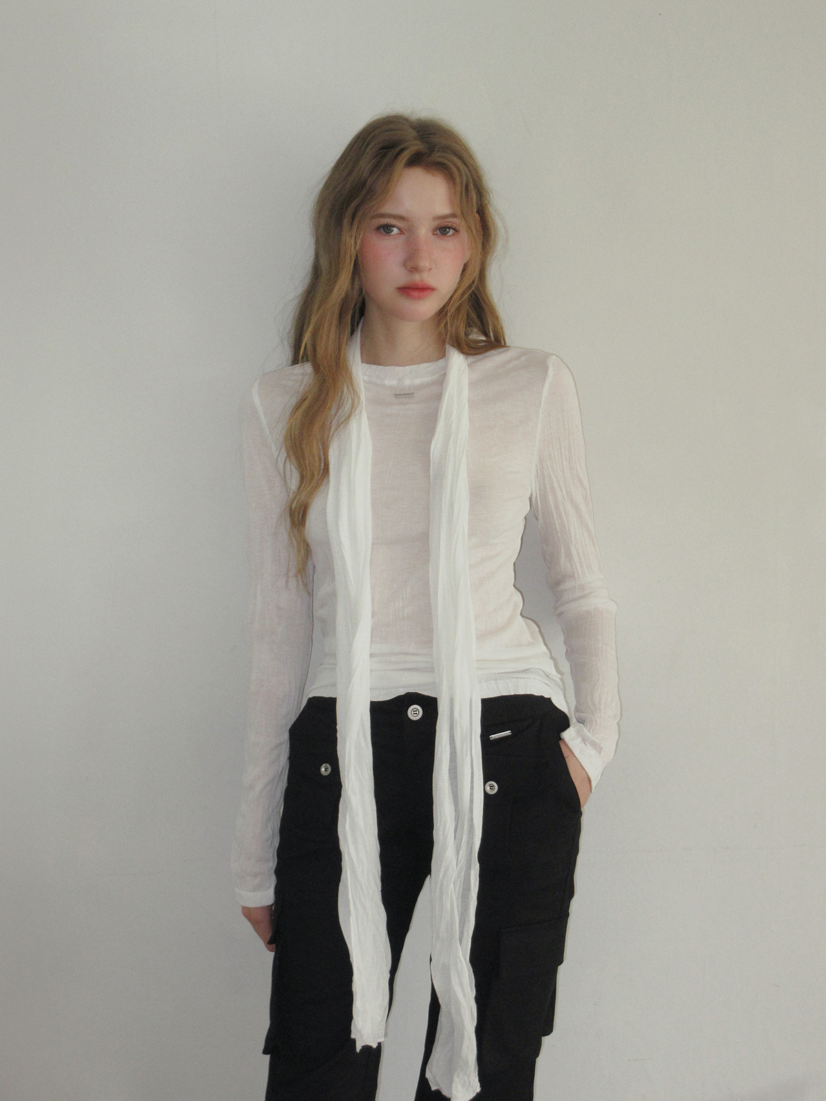 TWEE Toen wrinkle round neck long sleeve T-shirt (strap set) - Model styling view