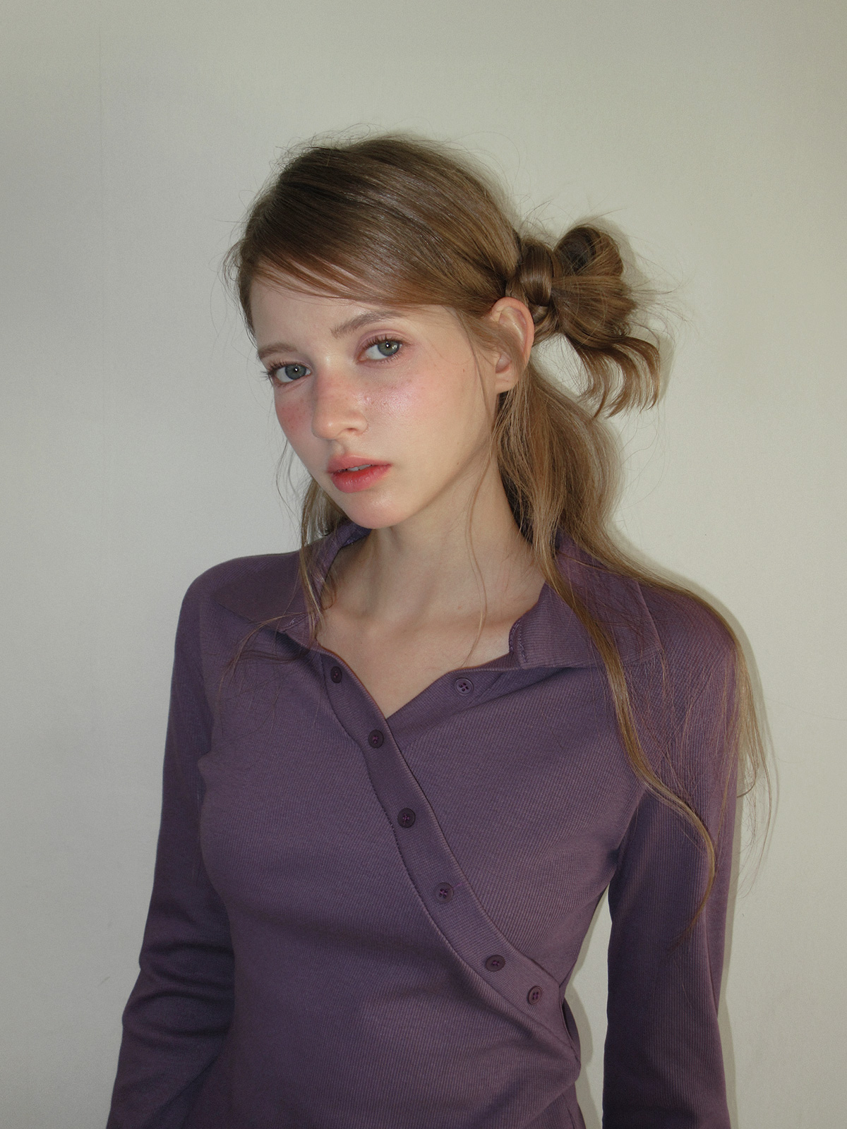 TWEE Normal diagonal button collar long sleeve T-shirt - Model styling view