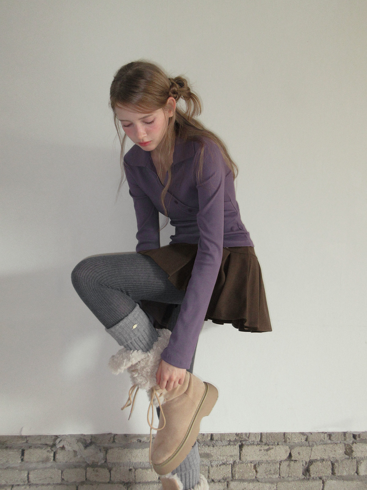 TWEE Normal diagonal button collar long sleeve T-shirt - Model styling view