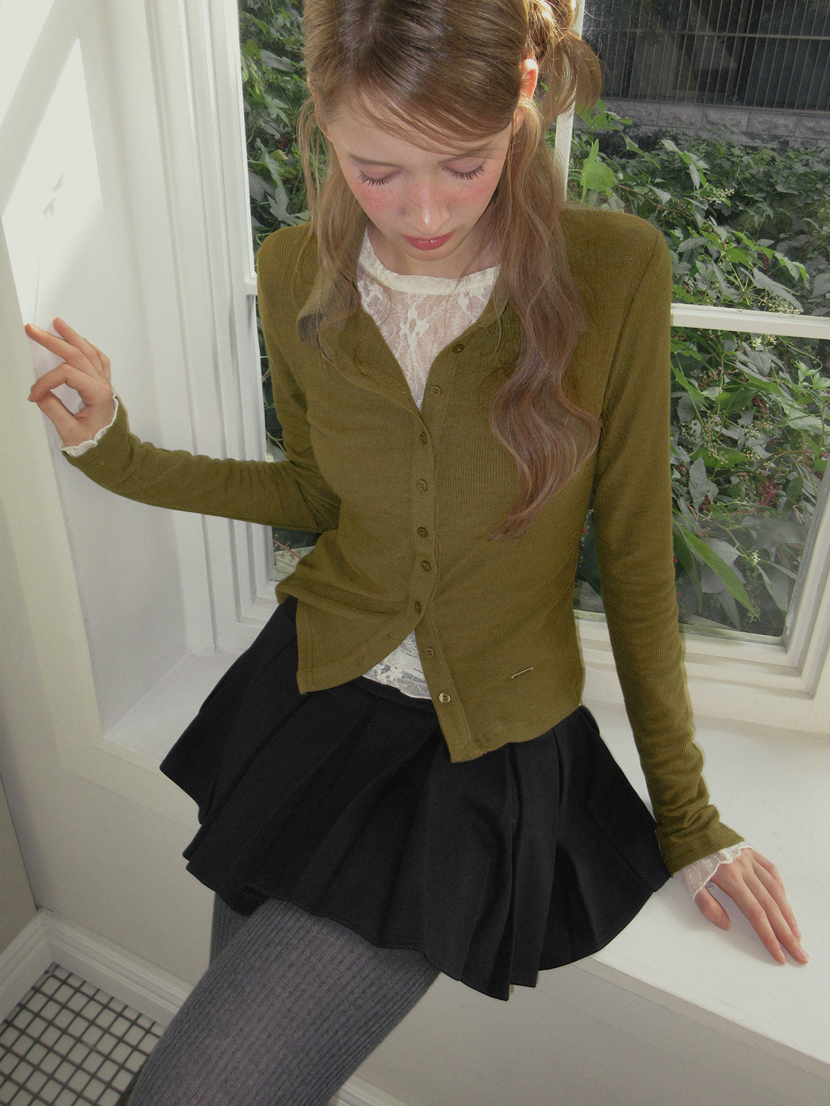 TWEE Toel basic collar long sleeve T-shirt - Model styling view