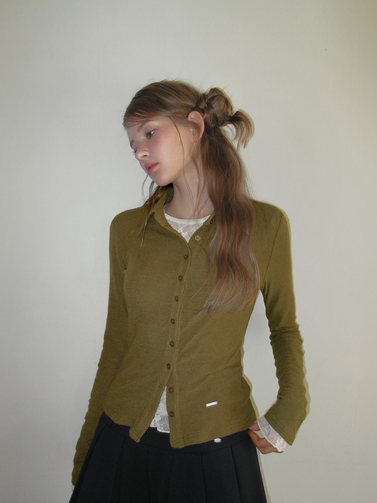 TWEE Toel basic collar long sleeve T-shirt - Model styling view