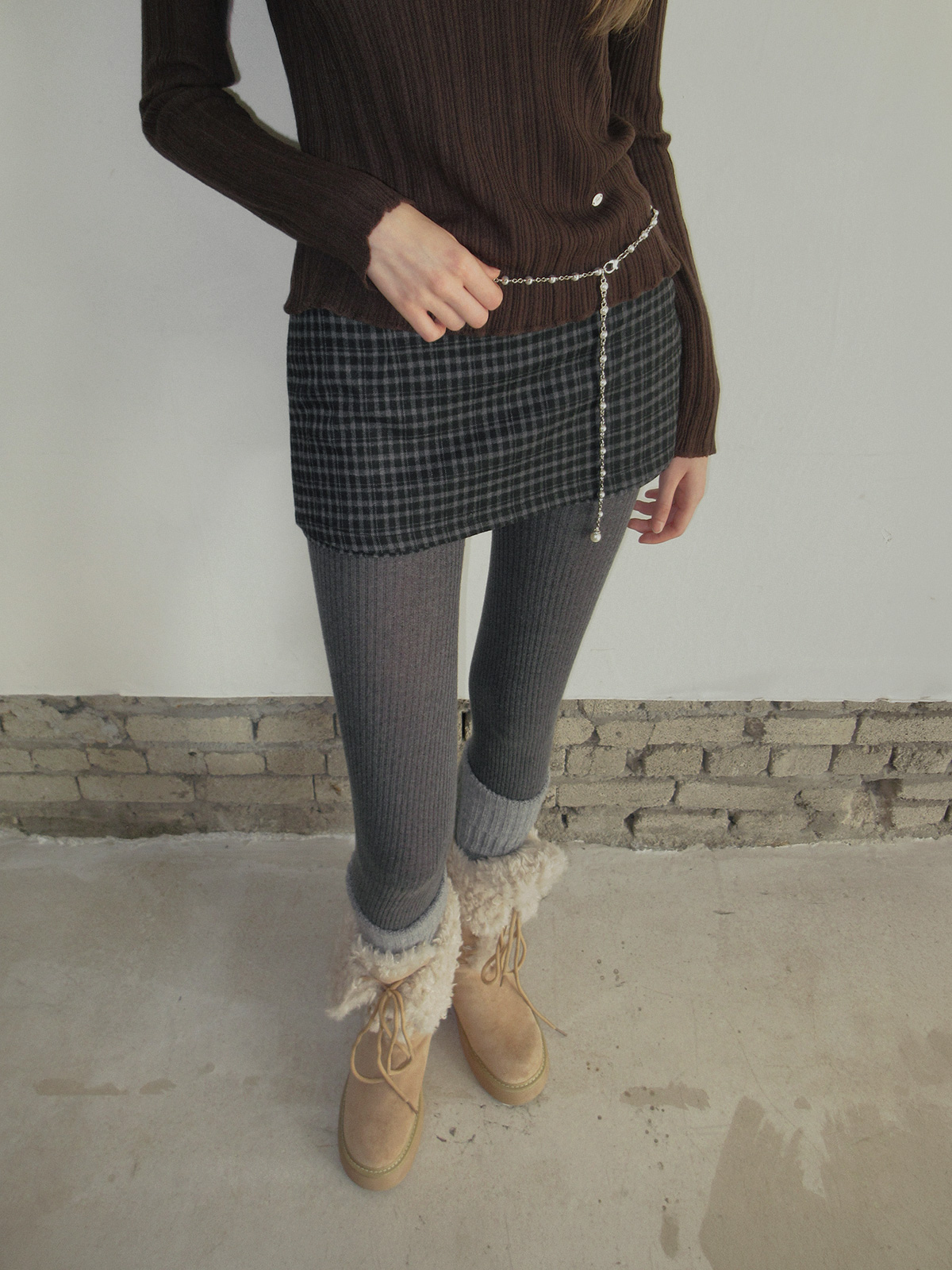 TWEE Rose pearl ring chain belt - Model styling view