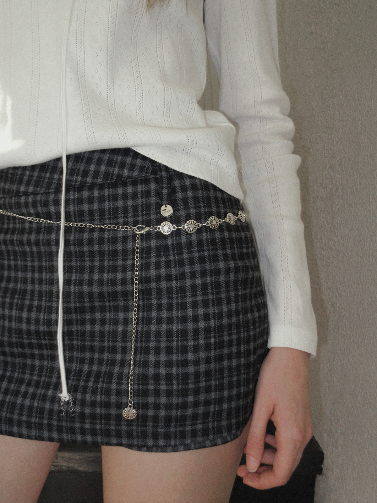 TWEE Shasta daisy pendant chain belt - Model styling view