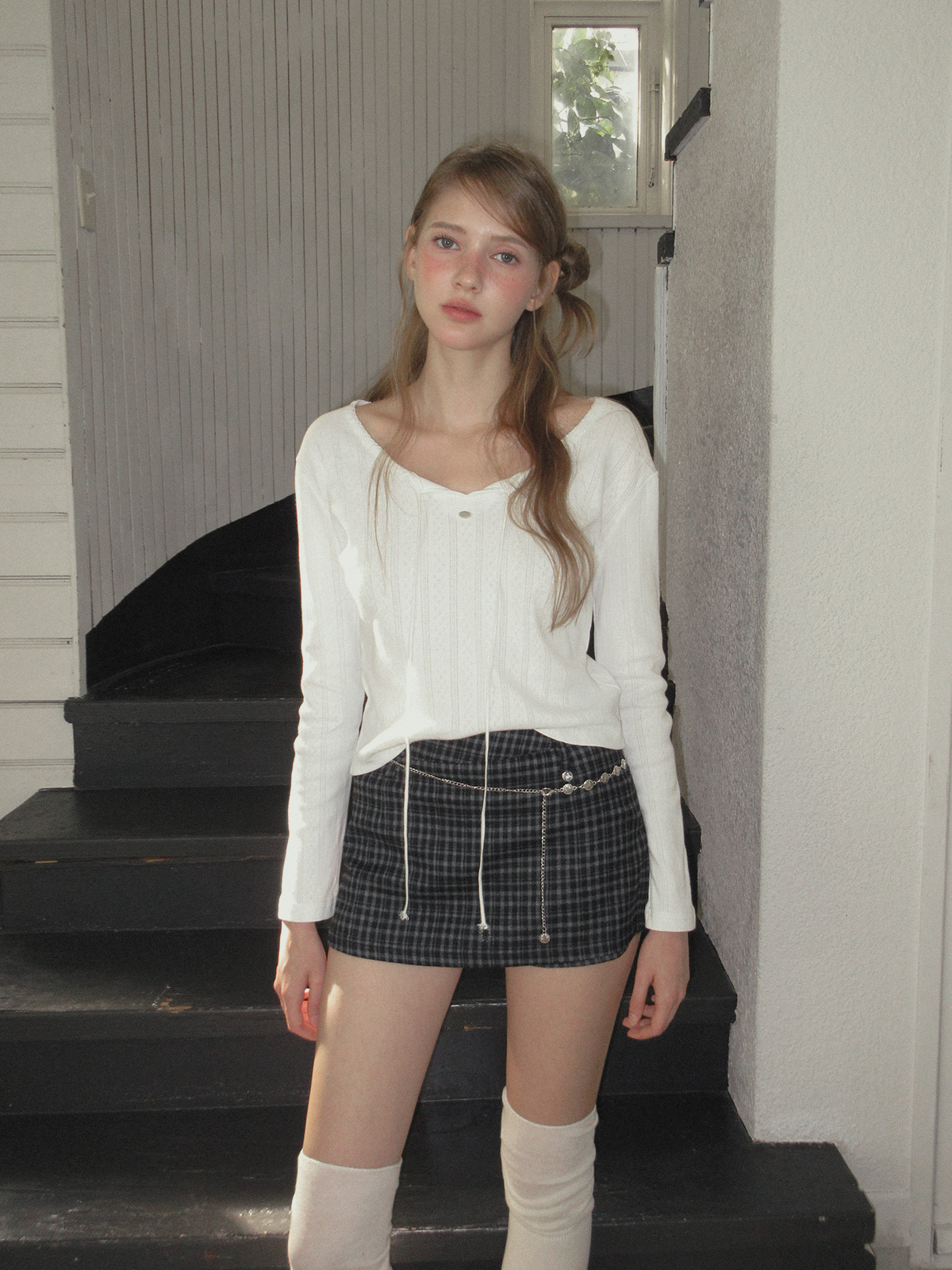 TWEE Shasta daisy pendant chain belt - Model styling view