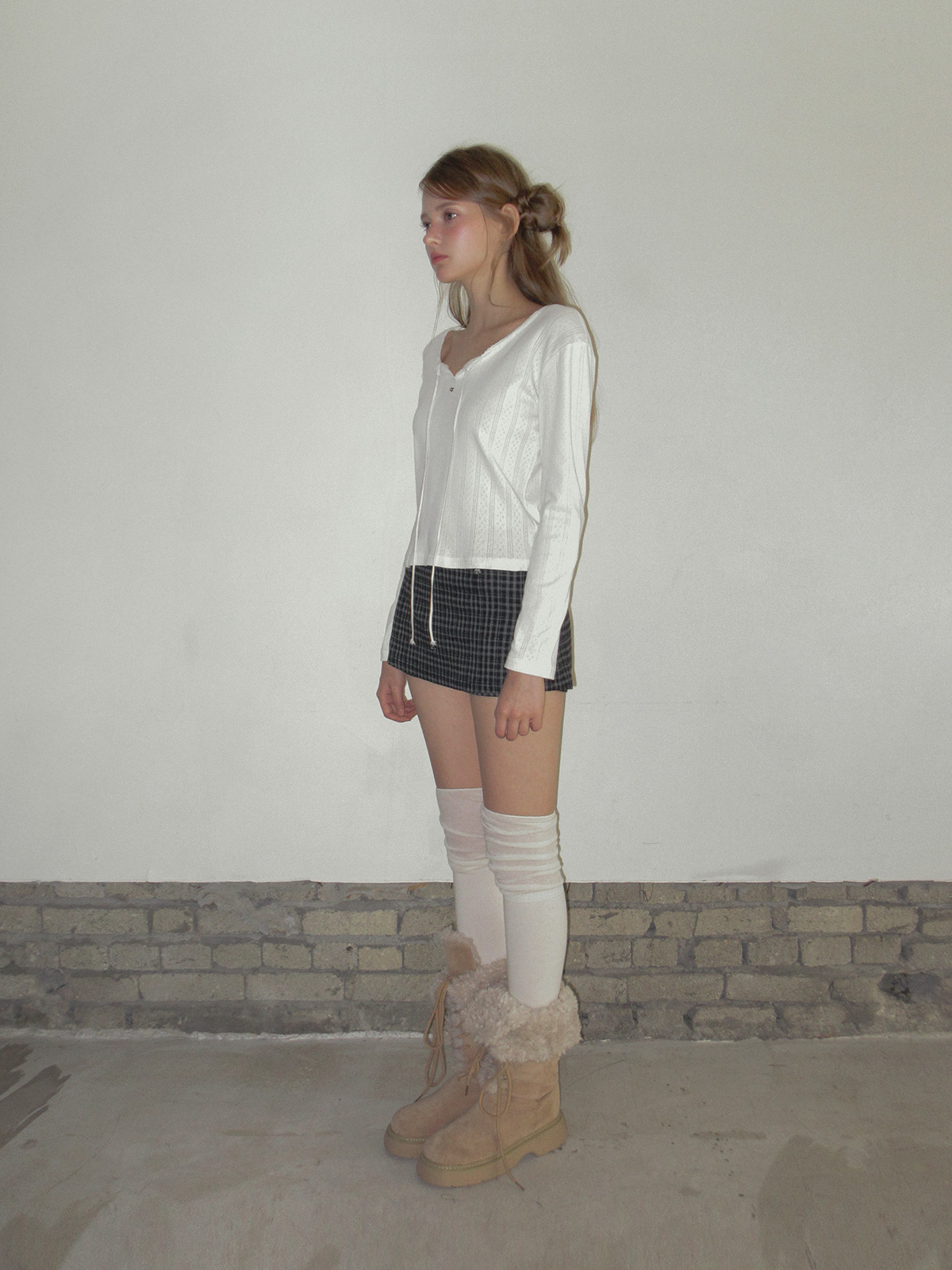TWEE Wend punching lace strap long sleeve T-shirt - Fit and silhouette view