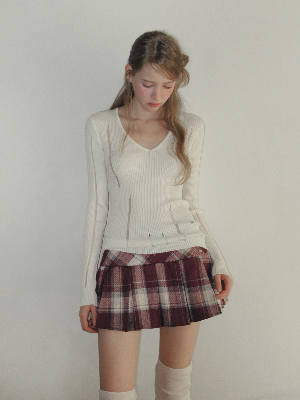 TWEE Peti vintage distressed V-neck long sleeve knit - Model styling view