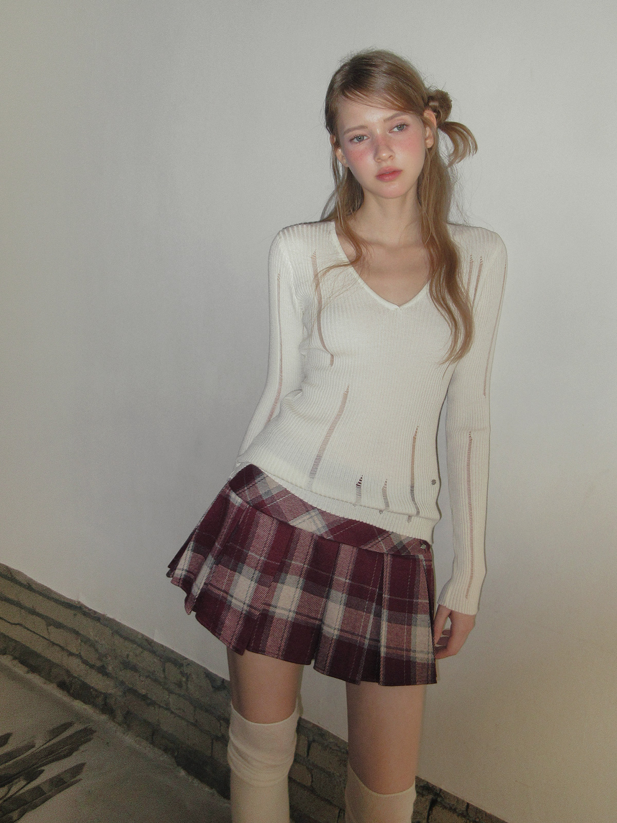 TWEE Peti vintage distressed V-neck long sleeve knit - Model styling view