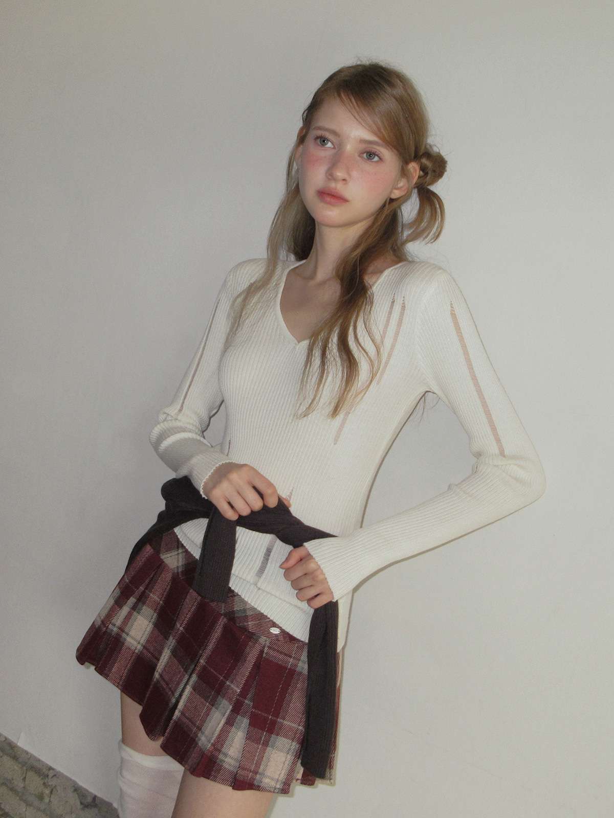 TWEE Peti vintage distressed V-neck long sleeve knit - Model styling view