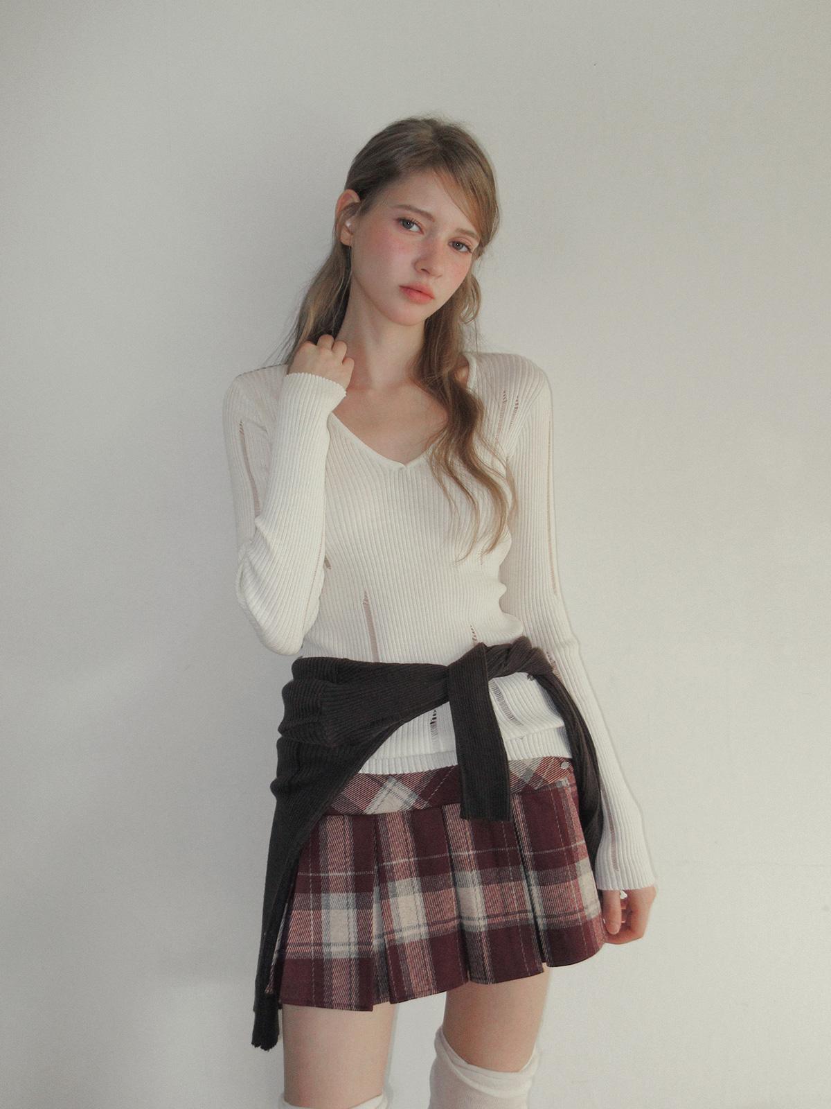 TWEE Peti vintage distressed V-neck long sleeve knit - Model styling view