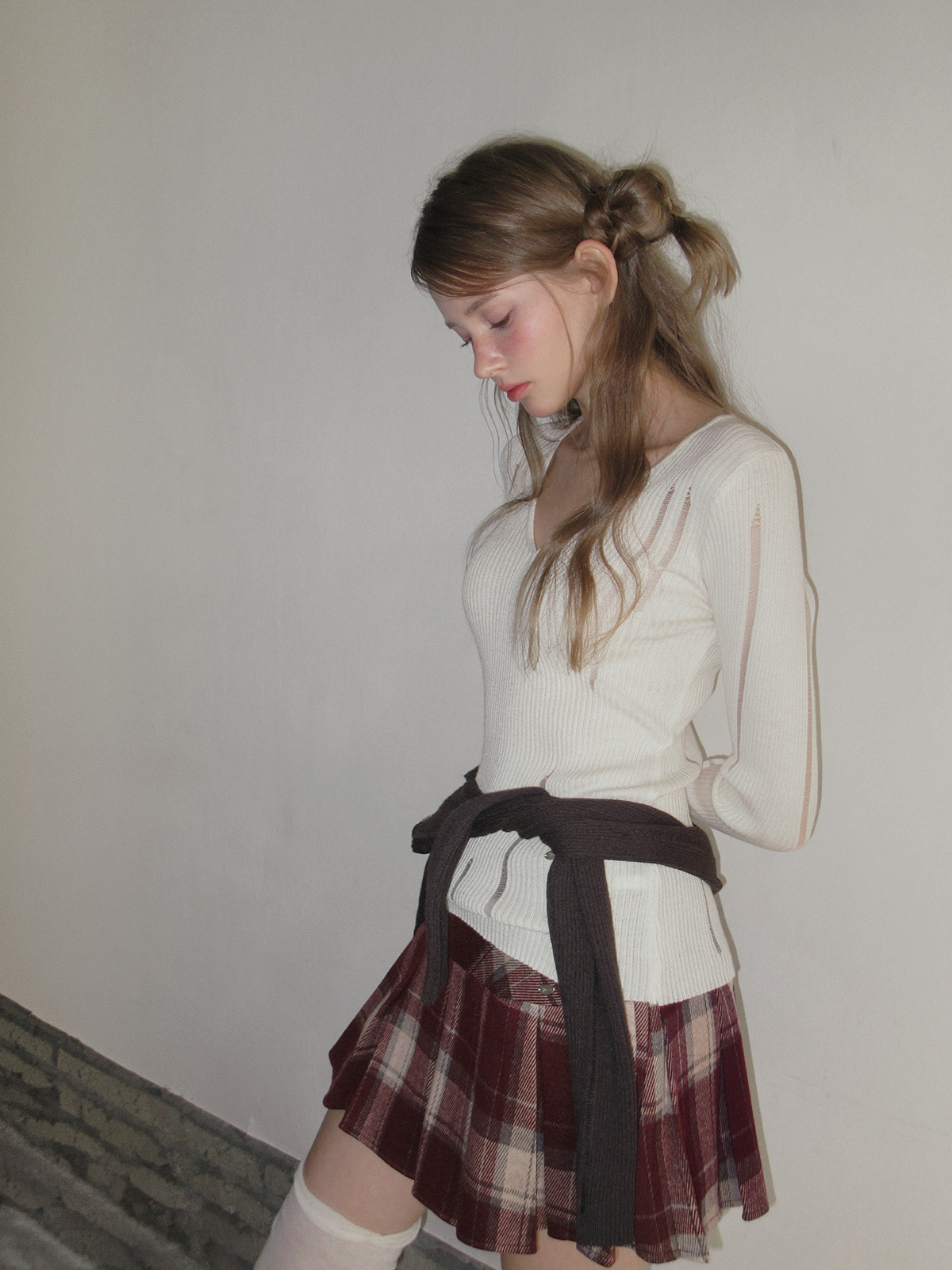 TWEE Peti vintage distressed V-neck long sleeve knit - Model styling view