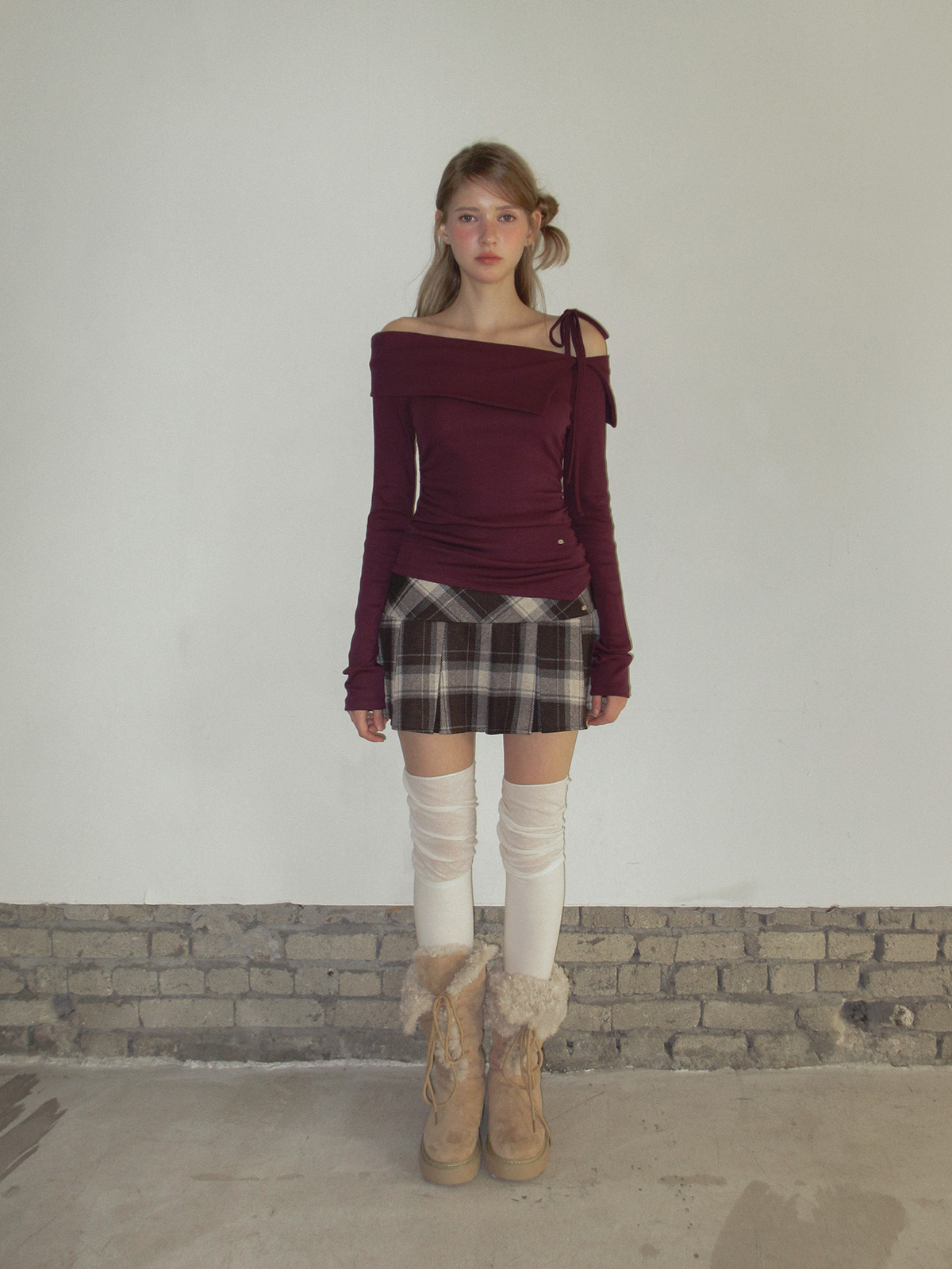 TWEE Rieon asymmetric shirring off-shoulder long sleeve T-shirt - Fit and silhouette view