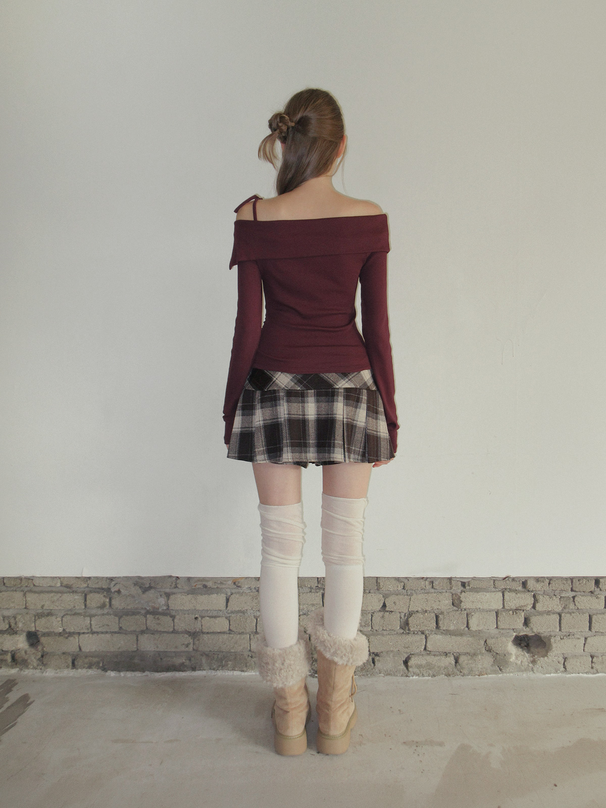 TWEE Rieon asymmetric shirring off-shoulder long sleeve T-shirt - Fit and silhouette view
